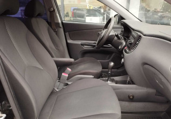 Подержанный автомобиль Kia Rio Sedan 2010 года (10 фото)