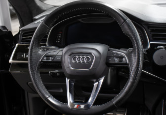 Подержанный автомобиль Audi Q8 2020 года (17 фото)
