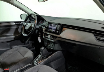 Подержанный автомобиль Skoda Rapid Liftback 2021 года (13 фото)