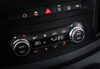 Подержанный автомобиль Mercedes-Benz Vito 2016 года (18 фото)