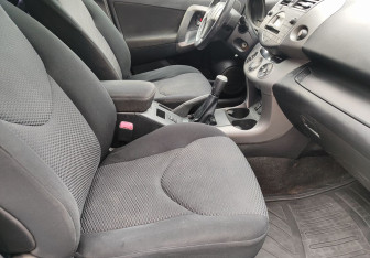 Подержанный автомобиль Toyota RAV4 2007 года (9 фото)