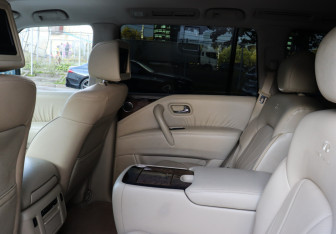 Подержанный автомобиль Infiniti QX56 2010 года (10 фото)