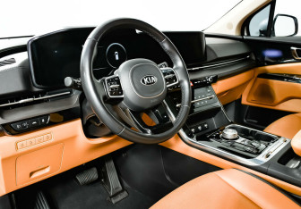 Подержанный автомобиль Kia Carnival 2020 года (9 фото)