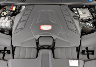 Подержанный автомобиль Porsche Cayenne 2020 года (9 фото)