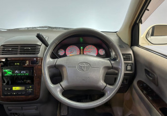 Подержанный автомобиль Toyota Gaia 1999 года (18 фото)