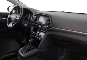 Подержанный автомобиль Hyundai Elantra Sedan 2019 года (7 фото)