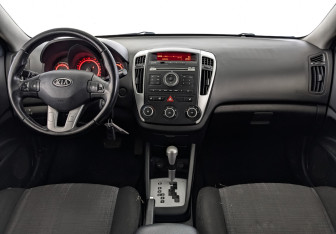 Подержанный автомобиль Kia Ceed Hatchback 2011 года (14 фото)
