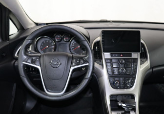 Подержанный автомобиль Opel Astra Hatchback 2011 года (14 фото)