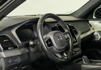 Подержанный автомобиль Volvo XC90 2019 года (67 фото)