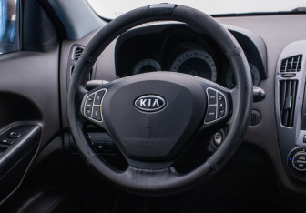 Подержанный автомобиль Kia Ceed Wagon 2008 года (15 фото)