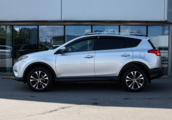 Подержанный автомобиль Toyota RAV4 2014 года (8 фото)