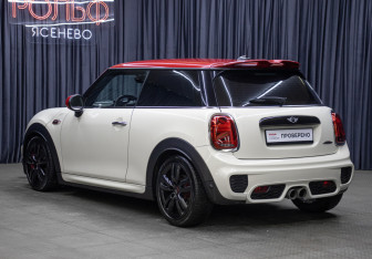 Подержанный автомобиль MINI Hatch 2016 года (7 фото)