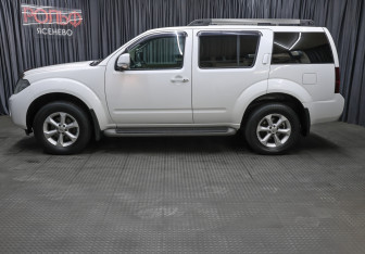 Подержанный автомобиль Nissan Pathfinder 2014 года (8 фото)