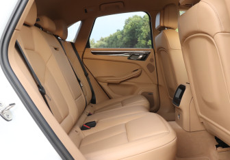 Подержанный автомобиль Porsche Macan 2014 года (10 фото)