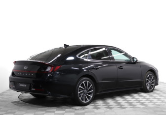 Подержанный автомобиль Hyundai Sonata 2022 года (5 фото)