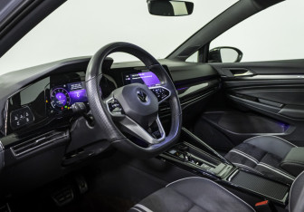Подержанный автомобиль Volkswagen Golf Hatchback 2021 года (10 фото)