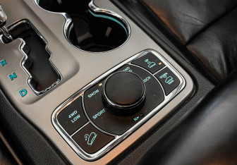 Подержанный автомобиль Jeep Grand Cherokee 2012 года (14 фото)