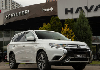 Подержанный автомобиль Mitsubishi Outlander 2022 года (2 фото)
