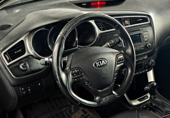 Подержанный автомобиль Kia Ceed Hatchback 2016 года (12 фото)