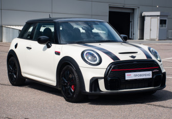 Подержанный автомобиль MINI Hatch 2021 года (3 фото)