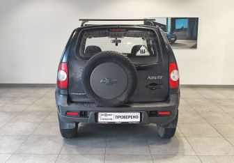 Подержанный автомобиль Chevrolet Niva 2010 года (6 фото)