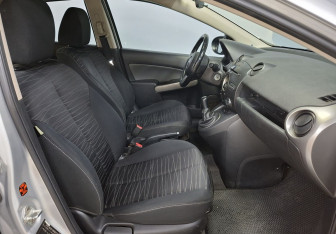 Подержанный автомобиль Mazda 2 Hatchback 2009 года (10 фото)