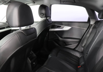 Подержанный автомобиль Audi A4 Sedan 2017 года (12 фото)