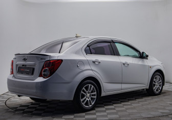 Подержанный автомобиль Chevrolet Aveo Sedan 2015 года (5 фото)