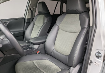 Подержанный автомобиль Toyota RAV4 2024 года (21 фото)