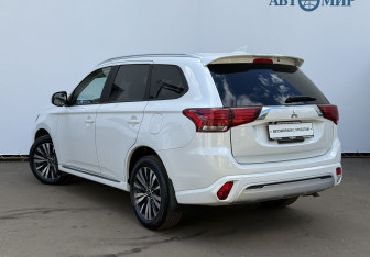 Подержанный автомобиль Mitsubishi Outlander 2022 года (7 фото)