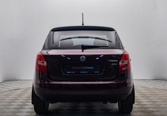 Подержанный автомобиль Skoda Fabia Hatchback 2012 года (4 фото)