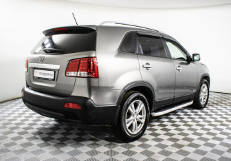 Подержанный автомобиль Kia Sorento 2012 года (5 фото)