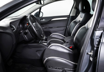 Подержанный автомобиль Citroen C4 Hatchback 2013 года (14 фото)