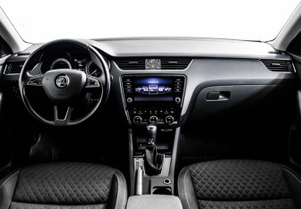 Подержанный автомобиль Skoda Octavia Liftback 2017 года (14 фото)
