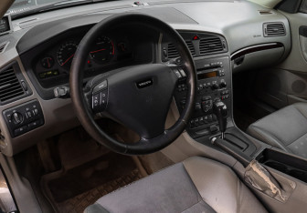 Подержанный автомобиль Volvo S60 2002 года (14 фото)