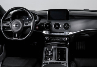 Подержанный автомобиль Kia Stinger 2018 года (12 фото)