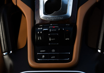 Подержанный автомобиль Porsche Cayenne 2013 года (17 фото)