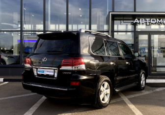 Подержанный автомобиль Lexus LX 2015 года (8 фото)