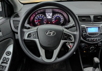 Подержанный автомобиль Hyundai Solaris Hatchback 2013 года (22 фото)