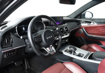 Подержанный автомобиль Kia Stinger 2023 года (13 фото)