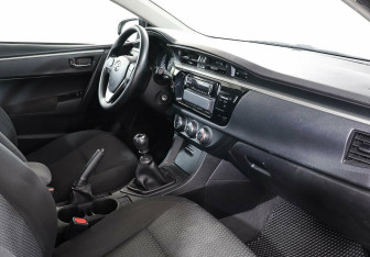 Подержанный автомобиль Toyota Corolla Sedan 2013 года (7 фото)