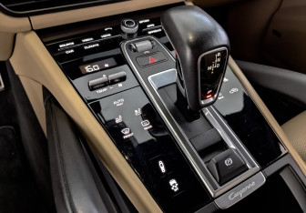 Подержанный автомобиль Porsche Cayenne 2018 года (21 фото)