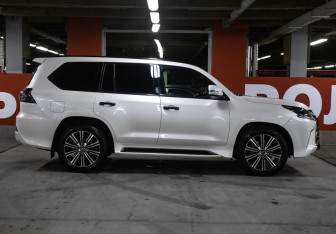 Подержанный автомобиль Lexus LX 2018 года (4 фото)