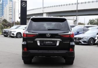 Подержанный автомобиль Lexus LX 2016 года (6 фото)
