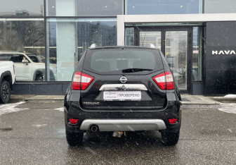 Подержанный автомобиль Nissan Terrano 2015 года (6 фото)