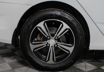 Подержанный автомобиль Hyundai Solaris Sedan 2011 года (15 фото)