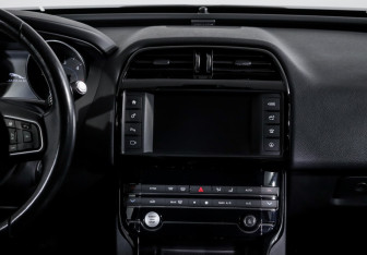 Подержанный автомобиль Jaguar XE 2016 года (13 фото)