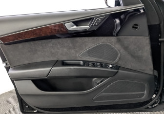 Подержанный автомобиль Audi A8 2013 года (19 фото)