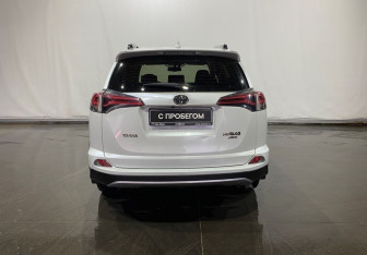 Подержанный автомобиль Toyota RAV4 2018 года (5 фото)