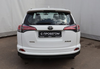 Подержанный автомобиль Toyota RAV4 2016 года (5 фото)